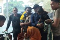 Aksi para polisi di Polsek Kota Agung Polres Tanggamus saat Menggendong 3 Anak Wanita Muda Yang Melakukan Percobaan Bunuh Diri di Dermaga 2 Kota Agung, Sabtu 13 April 2024. Foto : Polres Tanggamus.