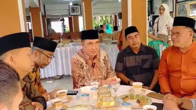 Bakal Calon Bupati Tanggamus, Saleh Asnawi saat Memberikan Keterangan Usai Halal Bilhalal di Talang Padang, Sabtu 13 April 2024. Foto : Tim Saleh Asnawi.