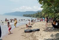 Pengunjung Penuhi Bibir Pantai Khikit di Pekon Betung, Pematang Sawa, Tanggamus, Minggu 14 April 2024. Foto : Edi Hidayat/Media Prioritastv.com.