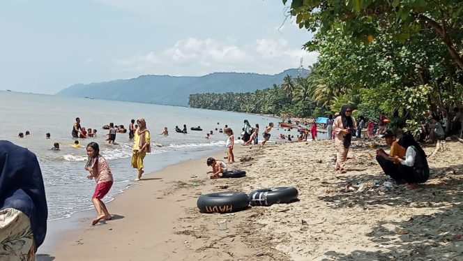 
 Pengunjung Penuhi Bibir Pantai Khikit di Pekon Betung, Pematang Sawa, Tanggamus, Minggu 14 April 2024. Foto : Edi Hidayat/Media Prioritastv.com.