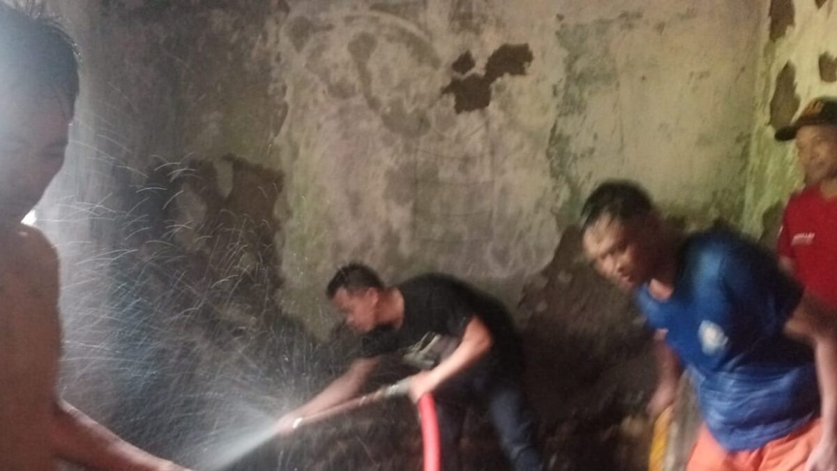 Petugas Damkar Tanggamus saat Melakukan Pendinginan dan Pembersihan Kebakaran Sebagian Rumah milik Hendra di Pekon Kedamaian, Kota Agung, Tanggamus, Senin 15 April 2024. Foto : Herdi/Media Prioritastv.com.