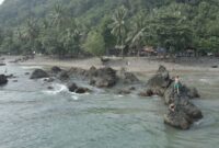Foto Udara Pesona Batu Terjal Warnai Indahnya Pantai Cukuh Betung di Pekon Sukabanjar, Kota Agung Timur, Tanggamus, Senin 15 April 2024. Foto : Media Prioritastv.com