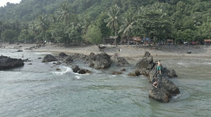 Foto Udara Pesona Batu Terjal Warnai Indahnya Pantai Cukuh Betung di Pekon Sukabanjar, Kota Agung Timur, Tanggamus, Senin 15 April 2024. Foto : Media Prioritastv.com