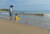 Miliki Pantai Bersih Berpasir Halus, Pantai Batu Balai Tanggamus Sangat Nyaman Bagi Anak-Anak Berenang, Senin 15 April 2024, Foto : Herdi/Media Prioritastv.com.