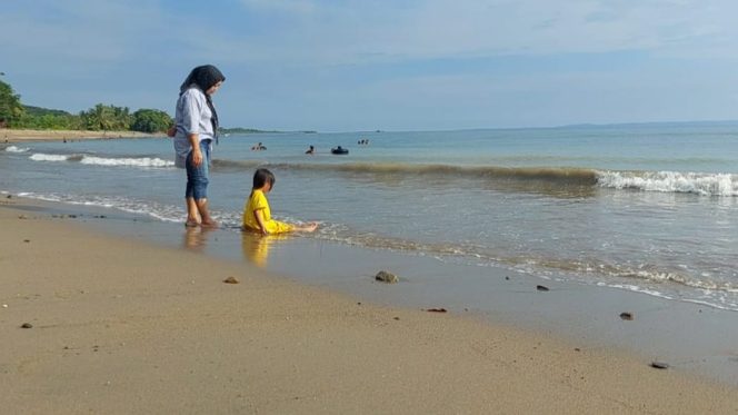 
 Miliki Pantai Bersih Berpasir Halus, Pantai Batu Balai Tanggamus Sangat Nyaman Bagi Anak-Anak Berenang, Senin 15 April 2024, Foto : Herdi/Media Prioritastv.com.