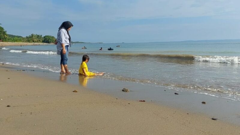 Miliki Pantai Bersih Berpasir Halus, Pantai Batu Balai Tanggamus Sangat Nyaman Bagi Anak-Anak Berenang, Senin 15 April 2024, Foto : Herdi/Media Prioritastv.com.