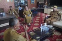 Pejabat Bupati Tanggamus, Mulyadi Irsans saat Sidak Kehadiran ASN Hari Pertama Usai Lebaran di Salah Satu OPD Pemkab Setempat, Selasa 16 April 2024. Foto : Herdi/Media Prioritastv.com.