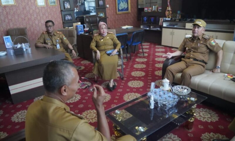 Pejabat Bupati Tanggamus, Mulyadi Irsans saat Sidak Kehadiran ASN Hari Pertama Usai Lebaran di Salah Satu OPD Pemkab Setempat, Selasa 16 April 2024. Foto : Herdi/Media Prioritastv.com.