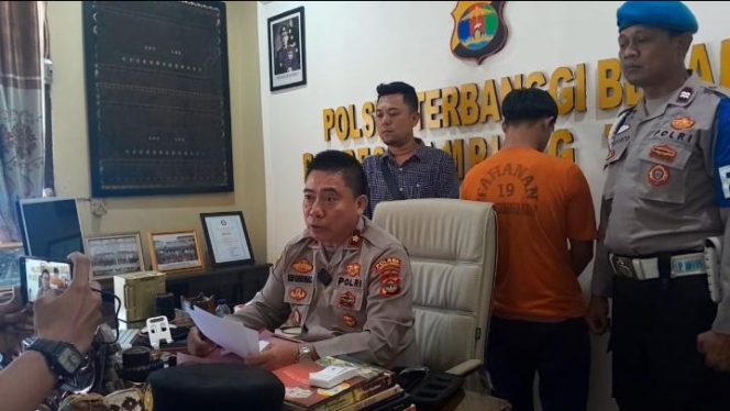 
 Kapolsek Terbanggi Besar Kompol Edi Qorinas saat Memberikan Keterangan Kepada Awak Media Terkait Penangkapan Pelaku Curas yang Beraksi Di wilayah Hukumnya, Rabu 17 April 2024. Foto : Polsek Terbanggi Besar