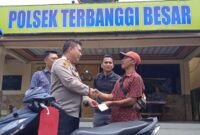 Kapolsek Terbanggi Besar Kompol Edi Qorinas saat Menyerahkan Sepeda Motor Hasil Kejahatan Kepada Pemiliknya, Rabu 17 April 2024. Foto : Polsek Terbanggi Besar. 