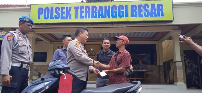 
 Kapolsek Terbanggi Besar Kompol Edi Qorinas saat Menyerahkan Sepeda Motor Hasil Kejahatan Kepada Pemiliknya, Rabu 17 April 2024. Foto : Polsek Terbanggi Besar. 