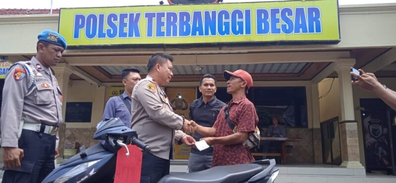 Kapolsek Terbanggi Besar Kompol Edi Qorinas saat Menyerahkan Sepeda Motor Hasil Kejahatan Kepada Pemiliknya, Rabu 17 April 2024. Foto : Polsek Terbanggi Besar. 