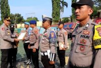 Kapolres Tanggamus AKBP Rinaldo Aser saat Menyerahkan Penghargaan Kepada 4 Personelnya di Lapangan Mapolres setempat, Rabu 17 April 2024. Foto : Herdi/Media Prioritastv.com.