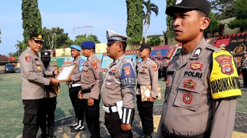 Kapolres Tanggamus AKBP Rinaldo Aser saat Menyerahkan Penghargaan Kepada 4 Personelnya di Lapangan Mapolres setempat, Rabu 17 April 2024. Foto : Herdi/Media Prioritastv.com.