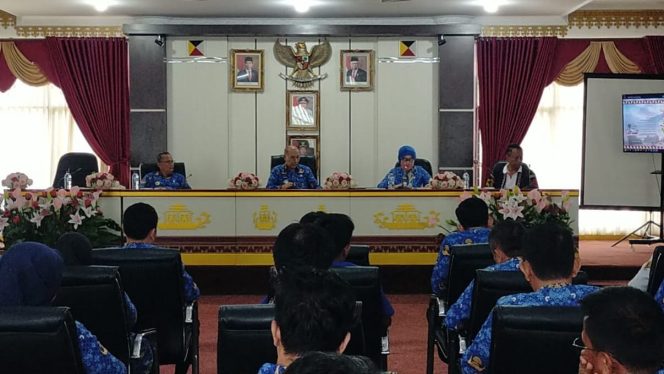 
 Pj Bupati Mulyadi Irsan saat Memimpin Rapat Persiapan Tanggamus Expo 2024 di Rupata Sekretariat Kabupaten Tanggamus, Rabu 17 April 2024. Foto : Herdi/Media Prioritastv.com.