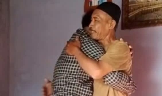 Pertemuan Haru, Idris Warga Lampung Timur dan Ayahnya di Lampung Utara, Kamis 18 April 2024. Foto.: Dok. Idris.