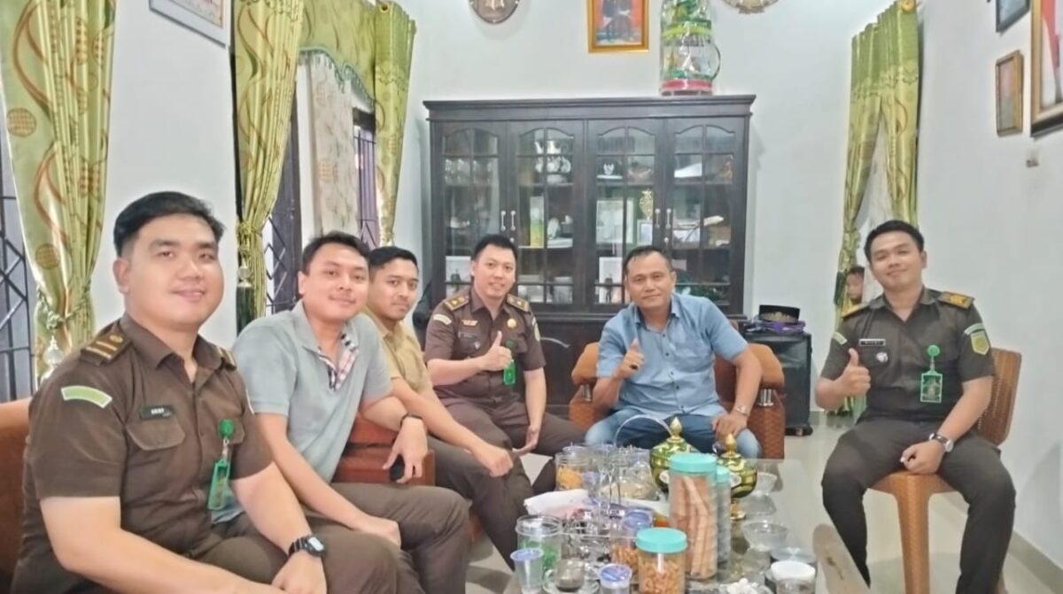 Kunjungan Kasi Intel Kejari Tanggamus, Apriyono di Kediaman Ketua DPC Apdesi Tanggamus, Mirza YB., Rabu 17 April 2024. Foto : Kejari Tanggamus.