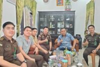 Kunjungan Kasi Intel Kejari Tanggamus, Apriyono di Kediaman Ketua DPC Apdesi Tanggamus, Mirza YB., Rabu 17 April 2024. Foto : Kejari Tanggamus.