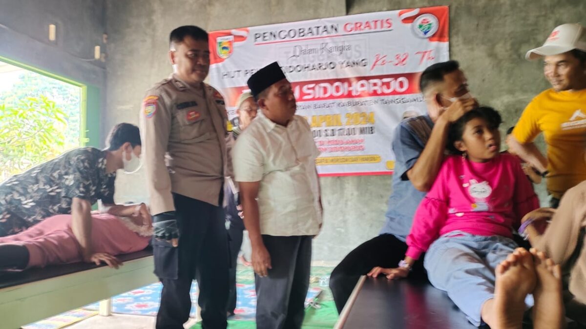 Kegiatan Pengobatan Gratis Alternatif Totok Saraf di Pekon Sidoharjo, Kelumbayan Barat, Tanggamus, Jumat 19 April 2024. Foto : Auliya/Media Prioritastv.com.