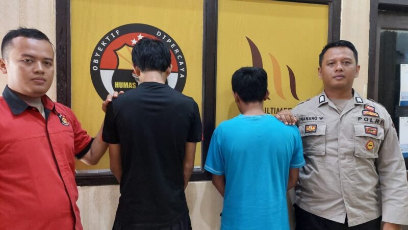 Kedua tersangka sebelum dijebloskan ke Sel Tahanan, Jumat 19 April 2024. Foto : Polres Tanggamus.