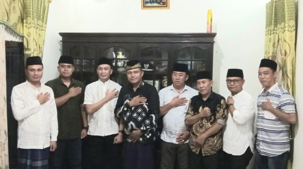 Kasat Reskrim Polres Tanggamus, Nomor 2 Dari Kiri saat Berkunjung ke Rumah Ketua DPC Apdesi Tanggamus Mirza YB., Kamis 18 April 2024. Foto : Dok. Ketua DPC Apdesi Tanggamus.