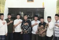 Kasat Reskrim Polres Tanggamus, Nomor 2 Dari Kiri saat Berkunjung ke Rumah Ketua DPC Apdesi Tanggamus Mirza YB., Kamis 18 April 2024. Foto : Dok. Ketua DPC Apdesi Tanggamus.