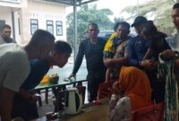 Personel Polres Tanggamus saat Mengamankan Seorang Ibu Bersama Tiga Anaknya Yang Hendak Melompat kelaut di Polsek Kota Agung, Foto : Asrul/Media Prioritastv.com
