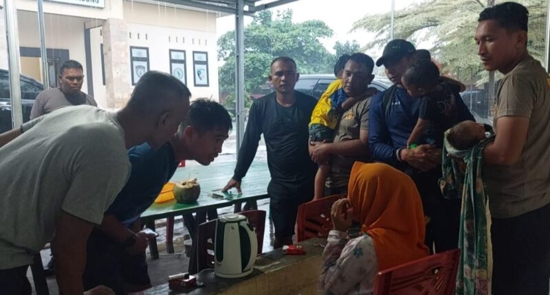 Personel Polres Tanggamus saat Mengamankan Seorang Ibu Bersama Tiga Anaknya Yang Hendak Melompat kelaut di Polsek Kota Agung, Foto : Asrul/Media Prioritastv.com