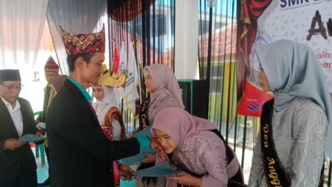 
 Dihadiri Advokat Nurul Hidayah, SMK Bumi Nusantara Wonosobo Tanggamus Lepas 154 Pelajar Lulusan Angkatan 32