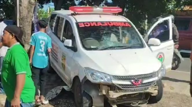 
 Ambulan Pekon Tanjung Agung, Pugung, Tanggamus Usai Terlibat Kecelakaan di Fajaresuk, Pringsewu, Senin 22 April 2024. Foto : Tangkapan Layar Video.