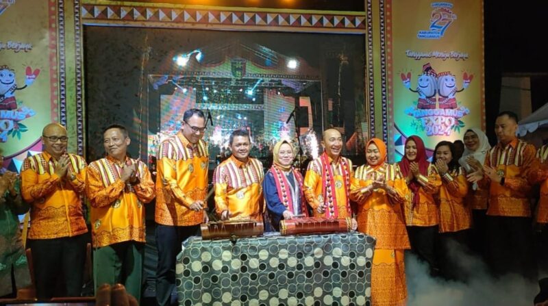 Pembukaan Tanggamus Expo 2024 oleh Pejabat Bupati Tanggamus Mulyadi Irsan didampingi jajaran Forkopimda Tanggamus, Kadis Koperindag Provinsi Lampung dan Ketua TP PKK Tanggamus Hellen Veranica di Lapangan Tangsi Talang Padang, Selasa 23 April 2024. Foto : Asrul Ariski/Media Prioritastv.com.