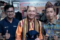 Pejabat Bupati Tanggamus, Mulyadi Irsan saat Meninjau Stand DolphinJek di Pameran Tanggamus Expo 2024, Senin 22 April 2024, malam. Foto : Tim DolphinJek.