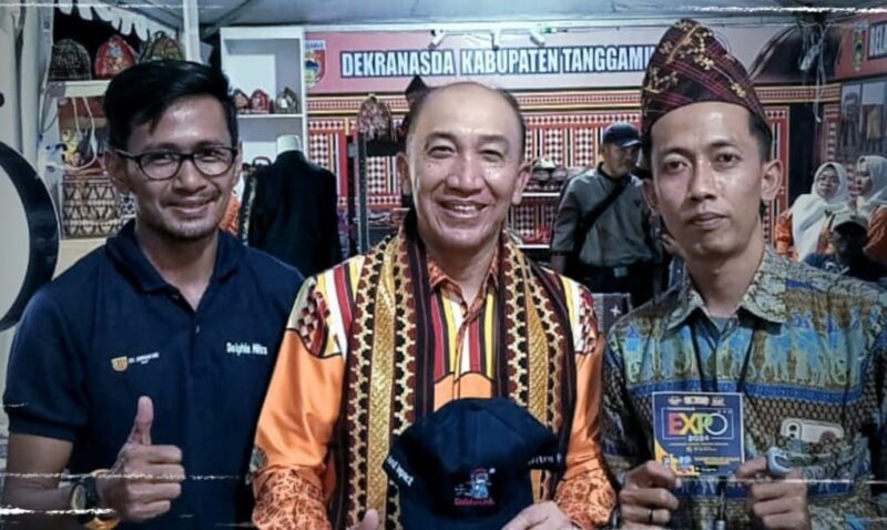Pejabat Bupati Tanggamus, Mulyadi Irsan saat Meninjau Stand DolphinJek di Pameran Tanggamus Expo 2024, Senin 22 April 2024, malam. Foto : Tim DolphinJek.