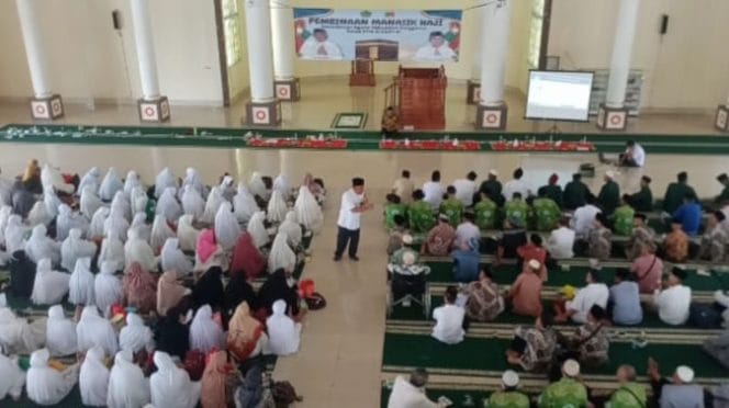 Manasik Haji Kemenag Tanggamus di Masjid Islamic Center, Kota Agung, Selasa 23 April 2024. Foto : Herdi/Media Prioritastv.com.