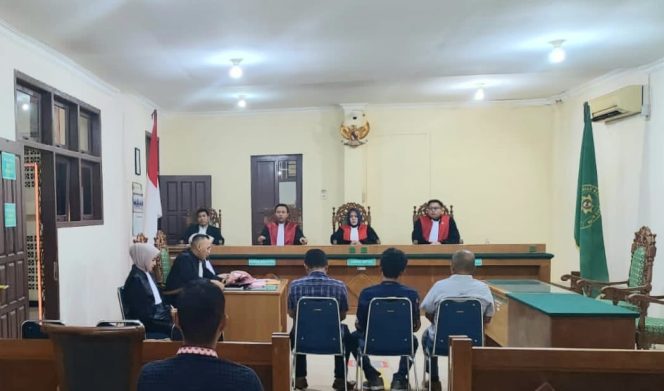 
 Ketiga Terdakwa saat Mengikuti Persidangan di PN Kota Agung, Tanggamus. Foto : Dokumentasi.