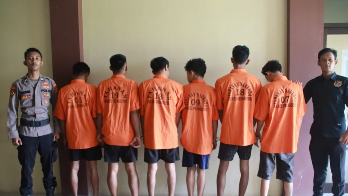 Enam Tersangka Narkoba Yang Berhasil Dibekuk Polres Pringsewu, Senin 22 April 2024. Foto : Dok. Humas Polres Pringsewu.
