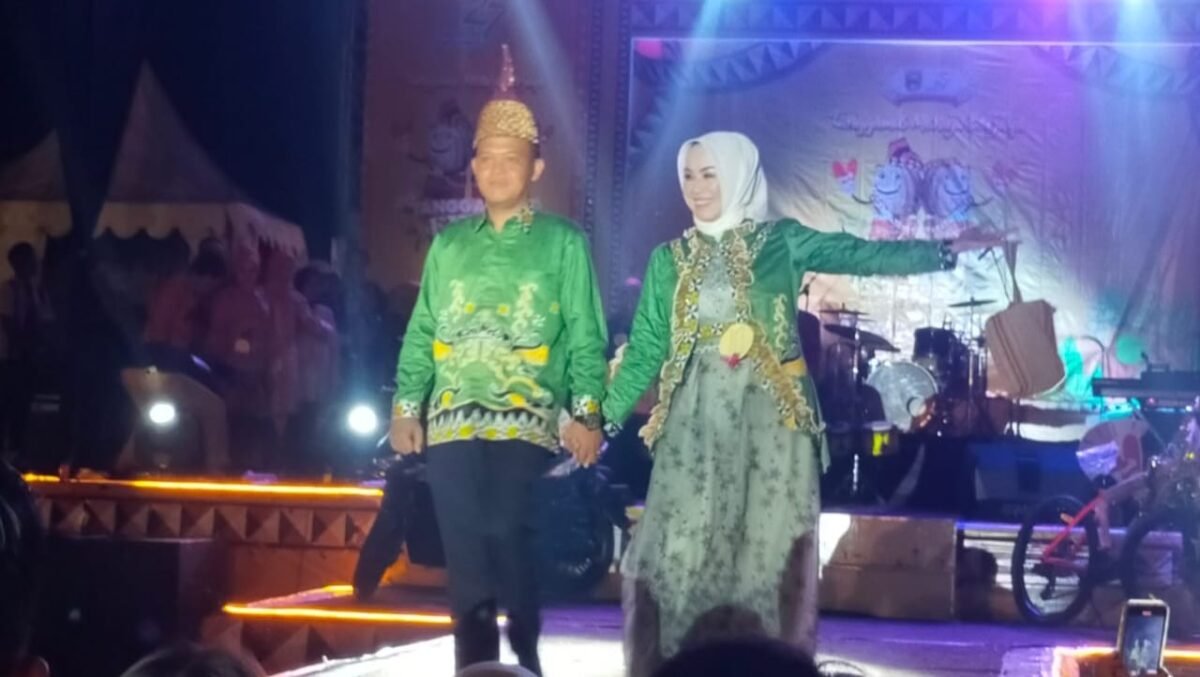 Camat Semaka Syafrizal dan Istri Pukau Penonton Fashion Show Berpasangan di Tanggamus Expo 2024, Rabu 24 April 2024. Foto : Aldo/Media Prioritastv.com.