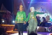 Camat Semaka Syafrizal dan Istri Pukau Penonton Fashion Show Berpasangan di Tanggamus Expo 2024, Rabu 24 April 2024. Foto : Aldo/Media Prioritastv.com.