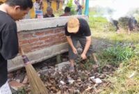 Pembersihan di Fasilitas Umum RT 04 RW 12 Perum Gading Junti Asri, Ketapang, Bandung, Jawa Barat. Foto : Dede Rusdi/Media Prioritastv.com.