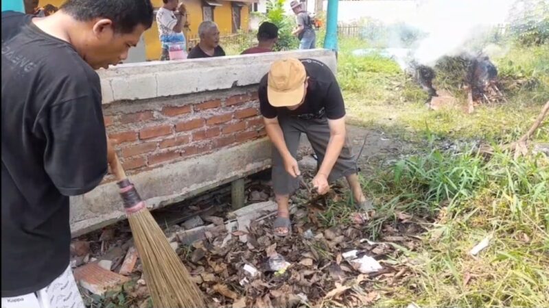 Pembersihan di Fasilitas Umum RT 04 RW 12 Perum Gading Junti Asri, Ketapang, Bandung, Jawa Barat. Foto : Dede Rusdi/Media Prioritastv.com.