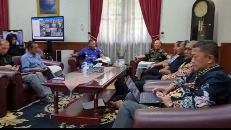 Wakil Gubernur Lemhanas yang juga Plt. Gubernur Lemhanas, Letjen TNI Eko Margiyono, MA saat menerima Kunker Pejabat Bupati Tanggamus, Ir. Mulyani Irsan, MT dan tim di ruang kerjanya, Kamis 25 April 2024. Foto : Ubay/Media Prioritastv.com.