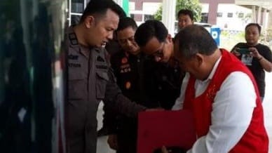 Tersangka Waskito Joko Suryanto saat Akan Dibawa Mobil Tahanan ke Rutan Kelas 1A Bandar Lampung, Kamis 25 April 2024. Foto : Samuel/Media Prioritastv.com.