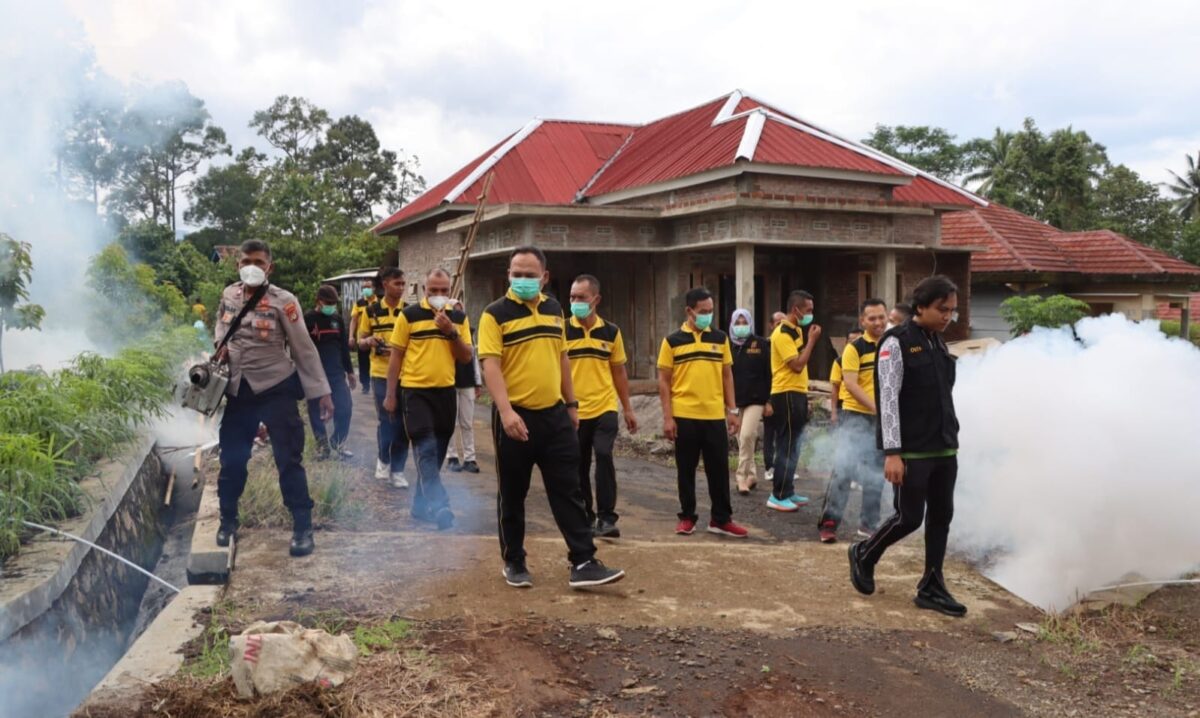 Fogging Polres Tanggamus Bersama Dinkes di Pemukiman Warga Pekon Kampung Baru, Kota Agung Timur, Sabtu 27 April 2024. Foto : Polres Tanggamus.