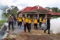 Fogging Polres Tanggamus Bersama Dinkes di Pemukiman Warga Pekon Kampung Baru, Kota Agung Timur, Sabtu 27 April 2024. Foto : Polres Tanggamus.