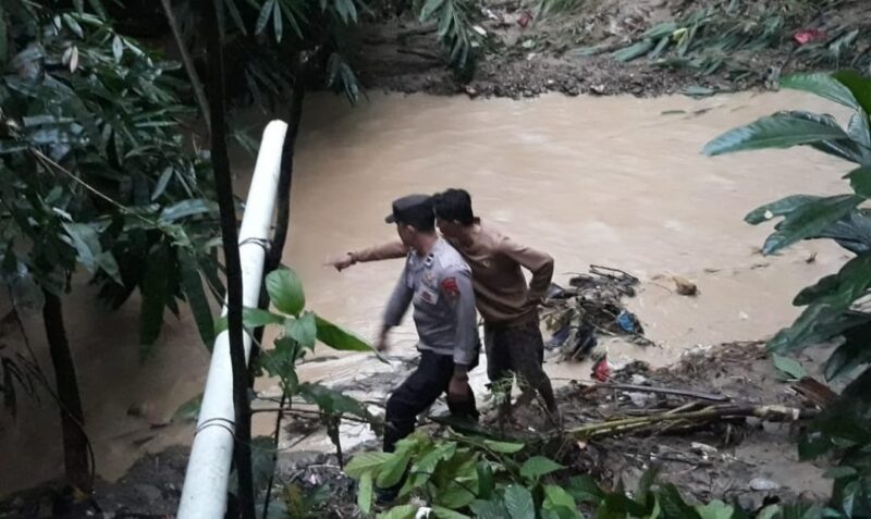 Pihak kepolisian dan saksi saat menunjukan titik ditemukannya korban usai terseret banjir Sungai Tulung Maja, Semaka, Tanggamus, Sabtu 27 April 2024, sore. Foto : Dok. Polres Tanggamus.