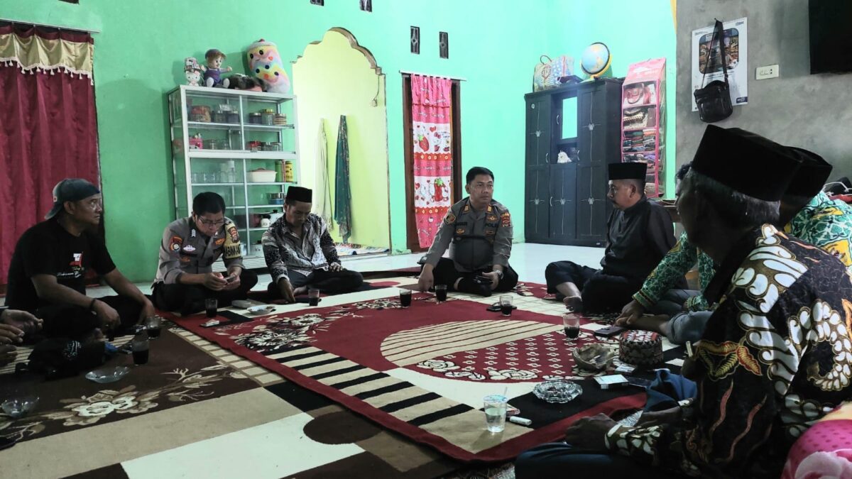 Kapolsek Pulau Panggung AKP Rahadi saat Menyampaikan Pesan Kamtibmas ke Sejumlah Kakon di Kediaman Aniri Selaku Kakon Gunung Sari, Sabtu 27 April 2024, Sore. Foto : Dok. Polres Tanggamus.