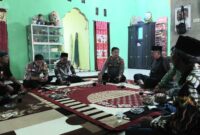 Kapolsek Pulau Panggung AKP Rahadi saat Menyampaikan Pesan Kamtibmas ke Sejumlah Kakon di Kediaman Aniri Selaku Kakon Gunung Sari, Sabtu 27 April 2024, Sore. Foto : Dok. Polres Tanggamus.