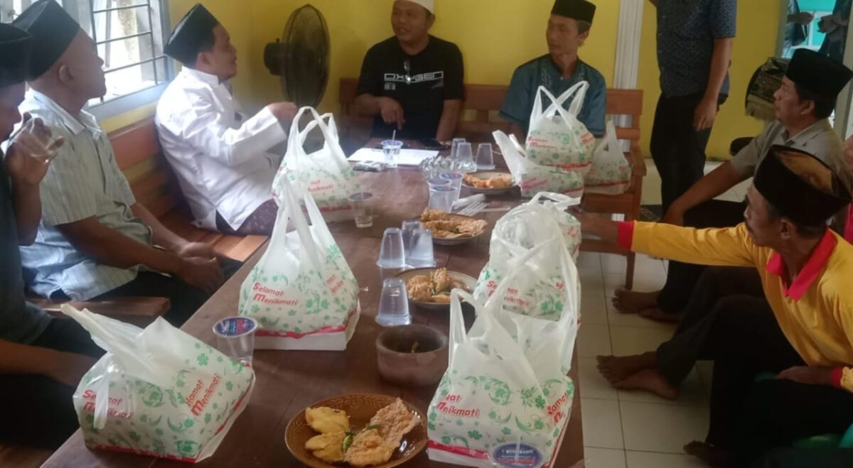 Pengurus dan Anggota KWRI Pringsewu Melaksanakan Ramah Tamah Usai Doa Bersama di Sekretariat Barunya di Kelurahan Fajaresuk, Minggu 28 April 2024. Foto : Agus Yulianto/Media Prioritastv.com.
