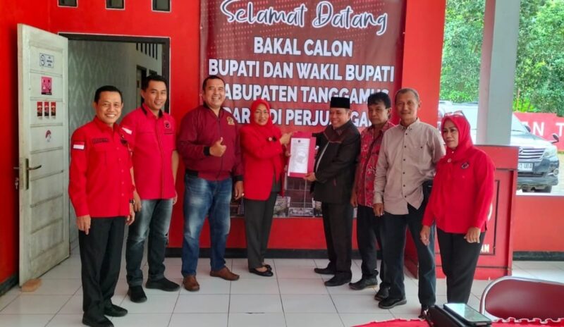 Hajin M Umar saat Mengambil Formulir Balonwabup Tanggamus di DPC PDIP, Senin 29 April 2024. Foto : Herdi/Media Prioritastv.com.