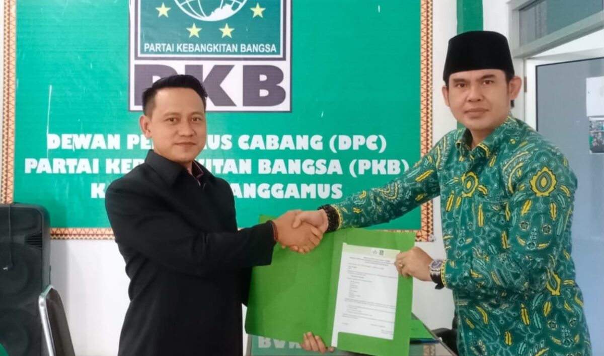 Zulqi Qurniawan saat Mengambil Formulir Pendaftaran Balonwabup Tanggamus di DPC PKB Tanggamus, Senin 29 April 2024. Foto : Edi Hidayat/Media Prioritastv.com.